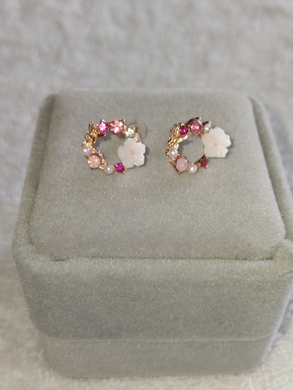 Delicate Floral Wreath Stud Earrings Goldtone